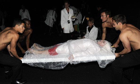 Image: men-holding-dead-body (594×358 41.4 KB) Image: men-holding-dead-body (594×358 41.4 KB)