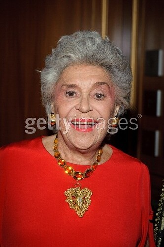 baroness-philippine-de-rothschild-wearing-gold-goats-head-necklace