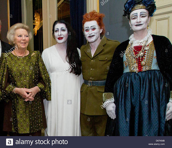 marina-abramovic-willem-dafoe-with-queen-beatrix-pizza-brooch-2012